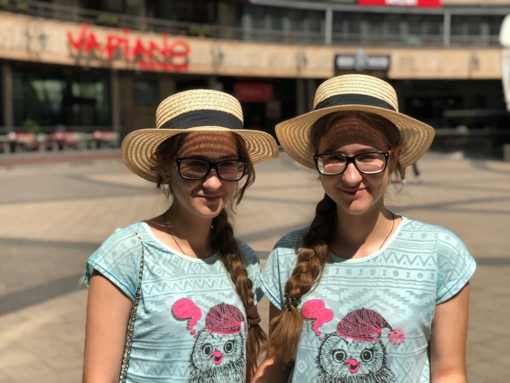 Музыка, рисование и победы. История близняшек из Станицы Луганской, которых отметил Президент