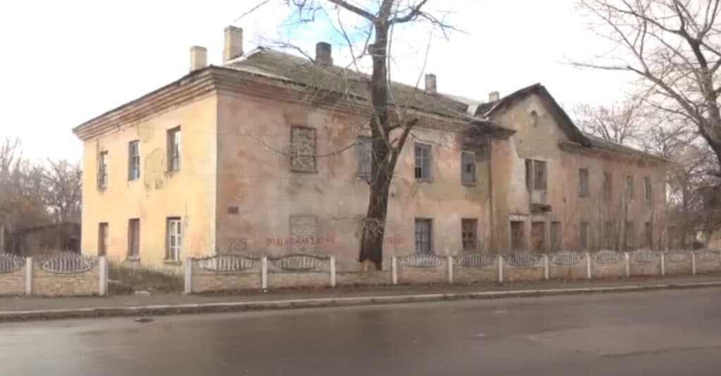 Постійні обвалення та “небезпечна зона”: як жителі Лисичанська виживають в аварійній оселі