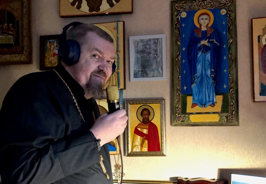 “Христос и клиповое мышление”. Как и для кого священник на Луганщине записывает подкасты