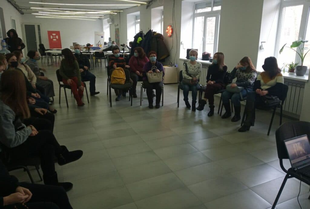 “Про традиції — через кулінарію”: на Луганщині волонтер з Іспанії готував українські вареники