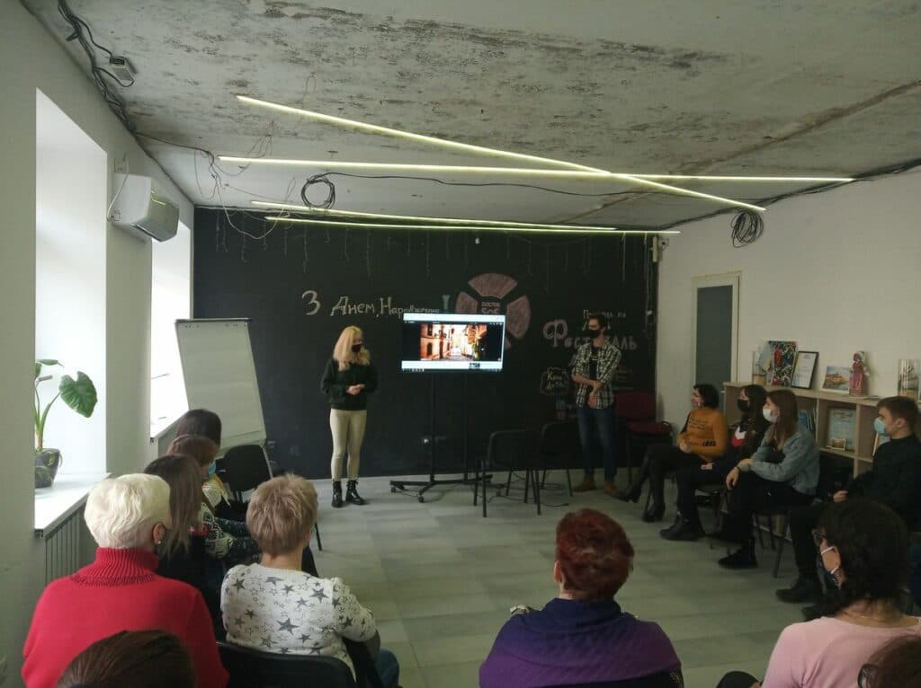 “Про традиції — через кулінарію”: на Луганщині волонтер з Іспанії готував українські вареники