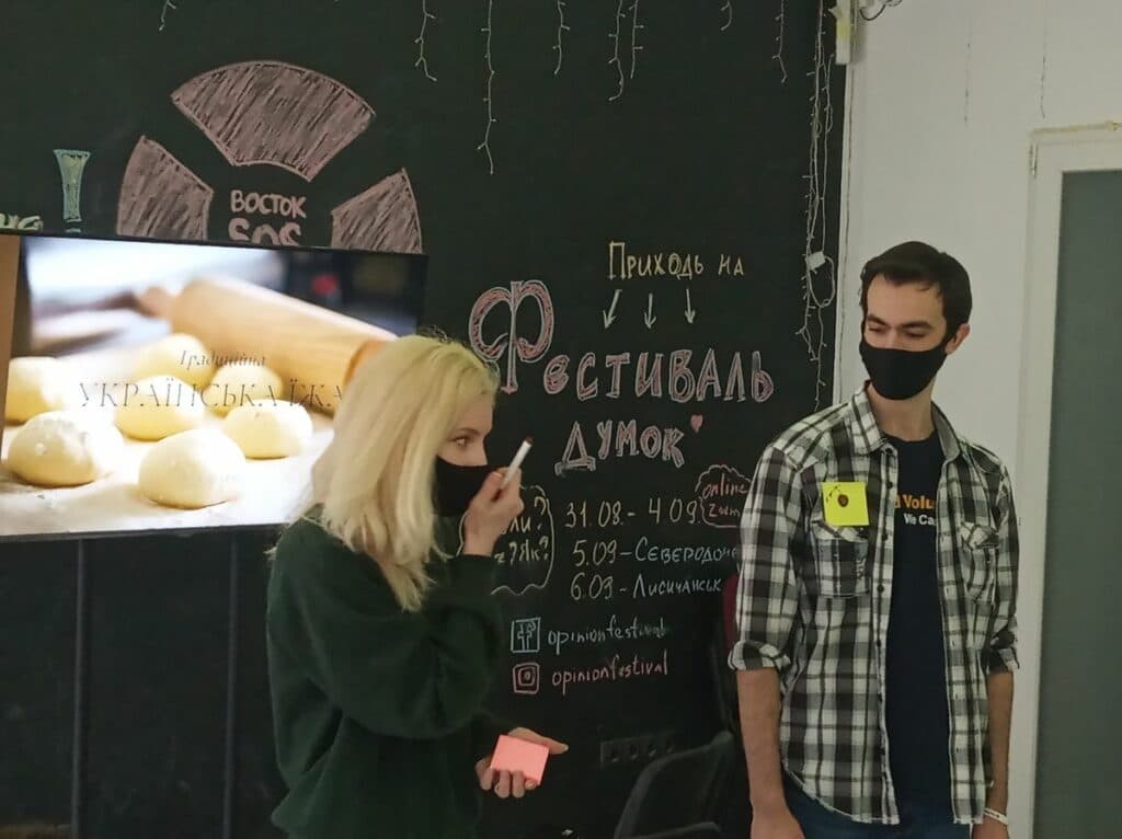 “Про традиції — через кулінарію”: на Луганщині волонтер з Іспанії готував українські вареники
