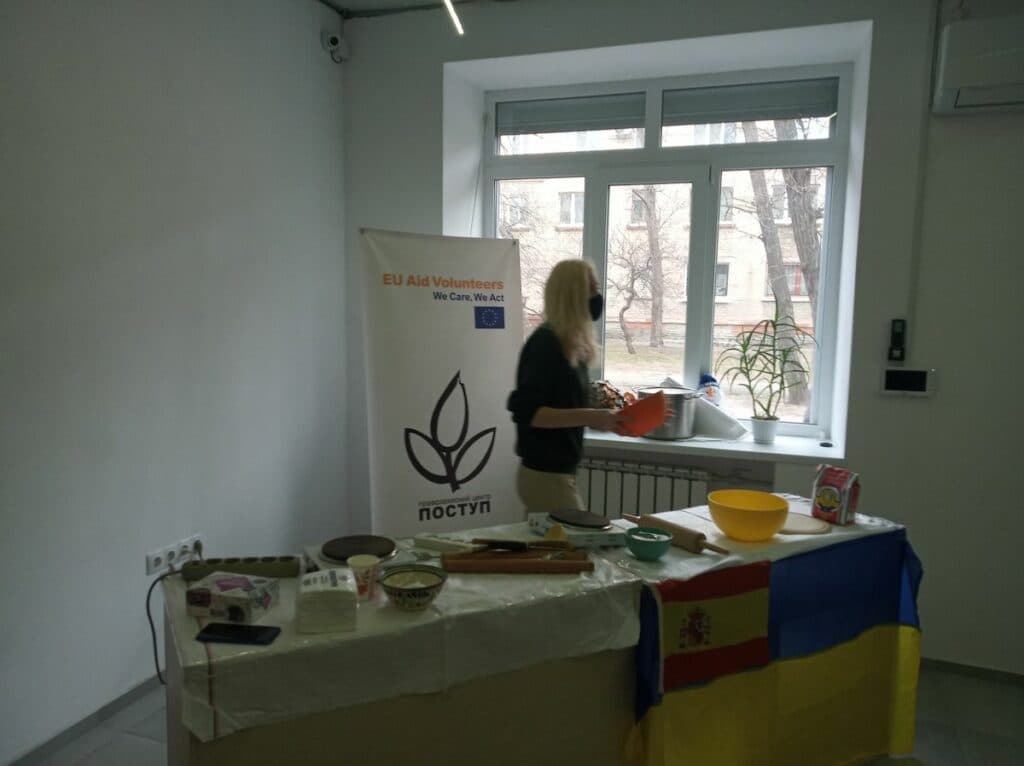 “Про традиції — через кулінарію”: на Луганщині волонтер з Іспанії готував українські вареники