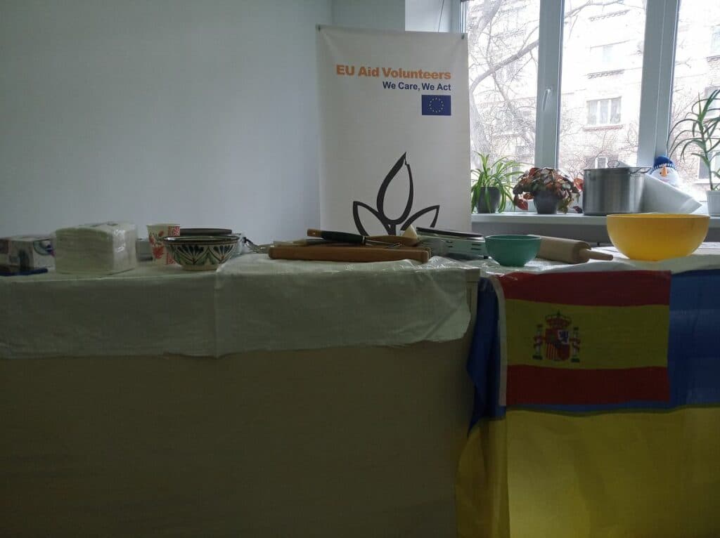 “Про традиції — через кулінарію”: на Луганщині волонтер з Іспанії готував українські вареники