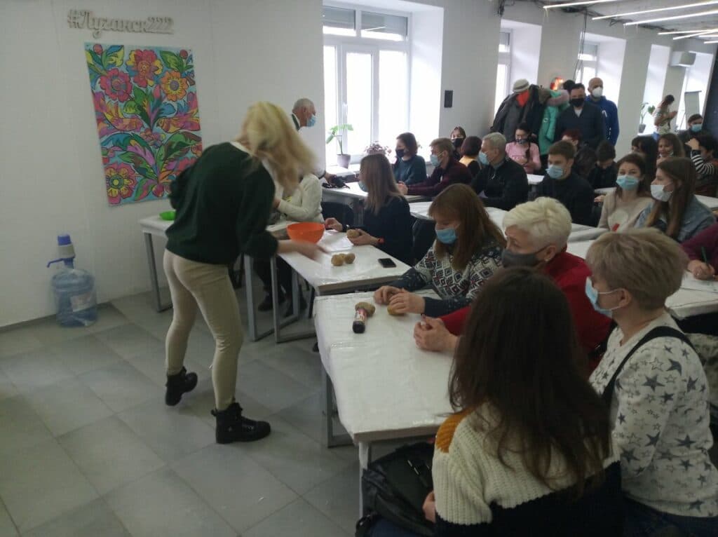 “Про традиції — через кулінарію”: на Луганщині волонтер з Іспанії готував українські вареники