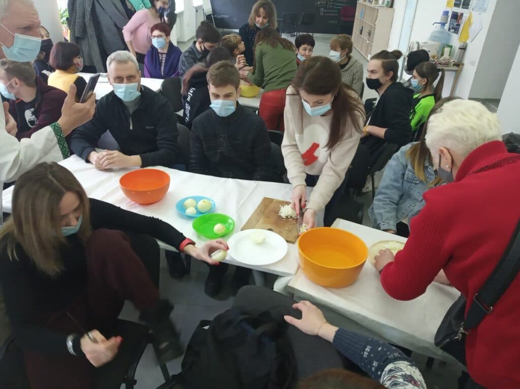 “Про традиції — через кулінарію”: на Луганщині волонтер з Іспанії готував українські вареники