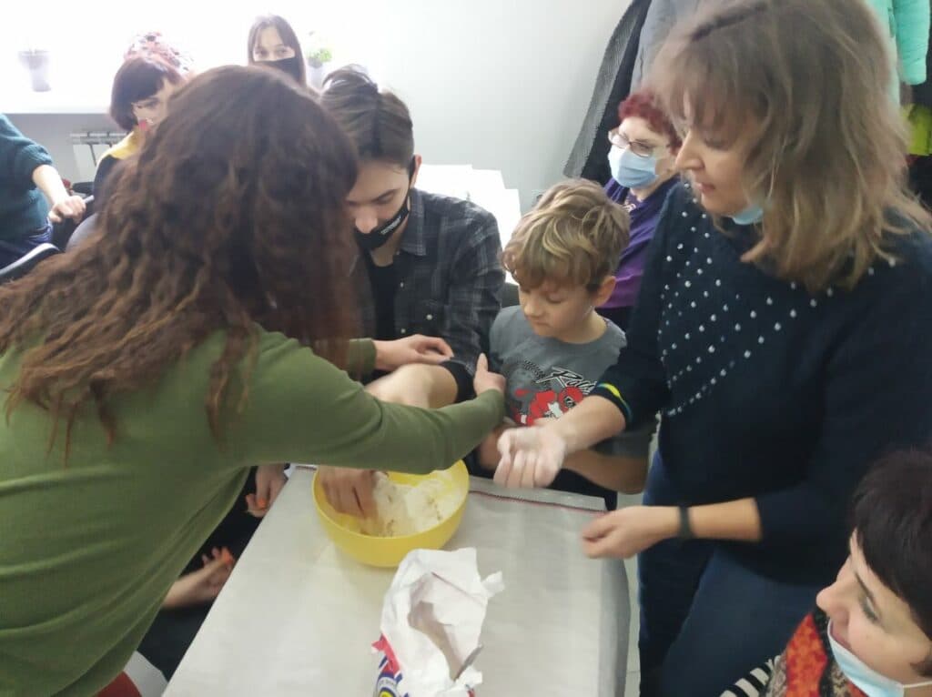 “Про традиції — через кулінарію”: на Луганщині волонтер з Іспанії готував українські вареники