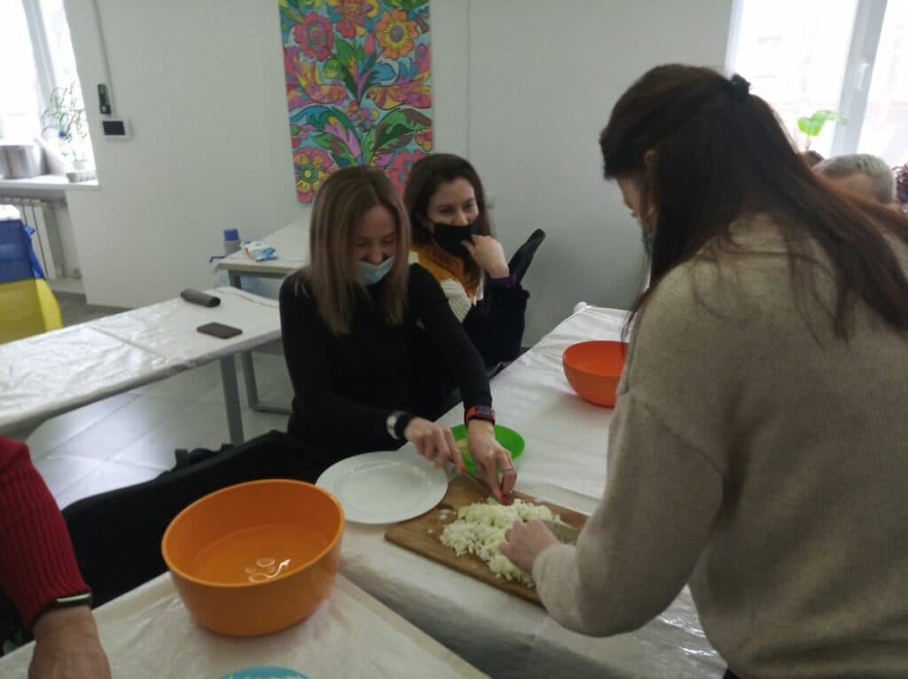 “Про традиції — через кулінарію”: на Луганщині волонтер з Іспанії готував українські вареники