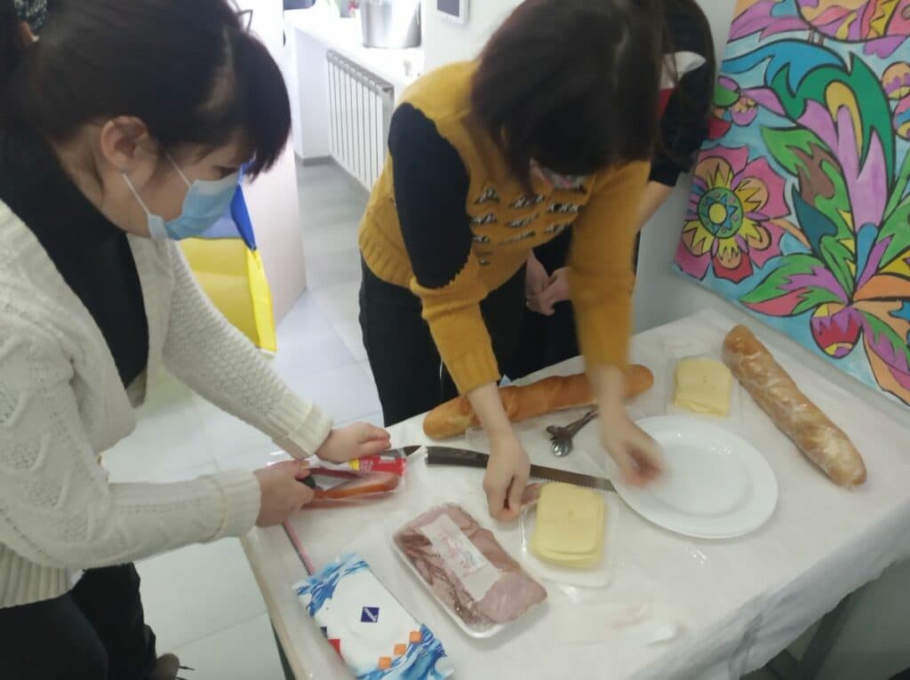 “Про традиції — через кулінарію”: на Луганщині волонтер з Іспанії готував українські вареники