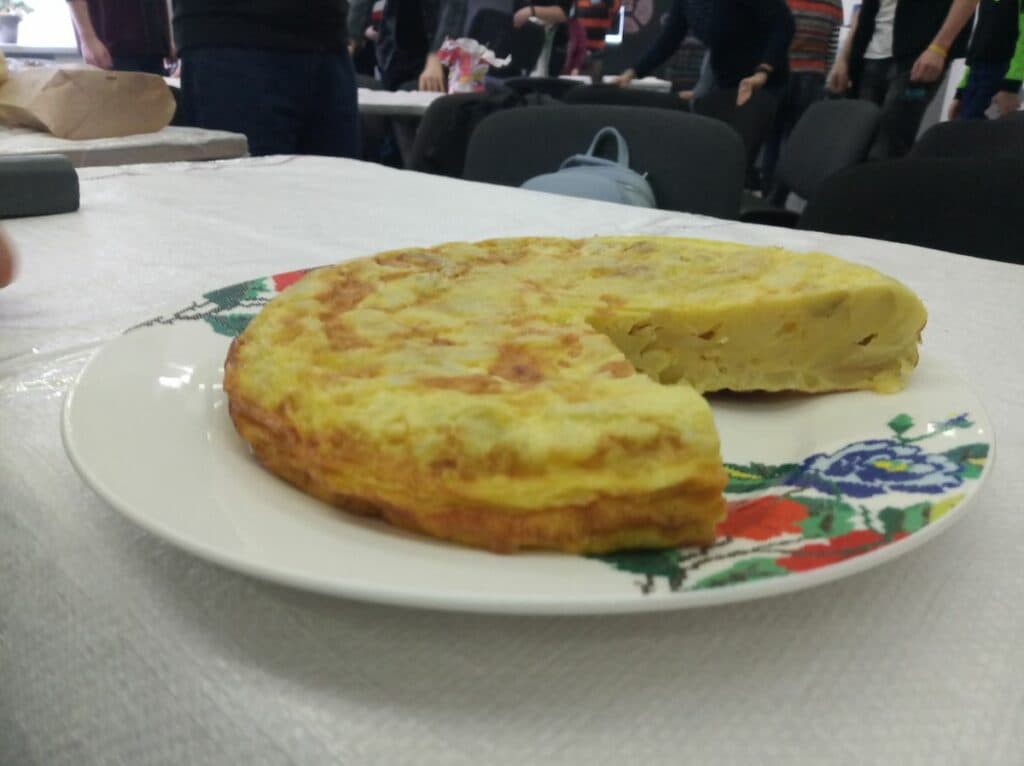 “Про традиції — через кулінарію”: на Луганщині волонтер з Іспанії готував українські вареники