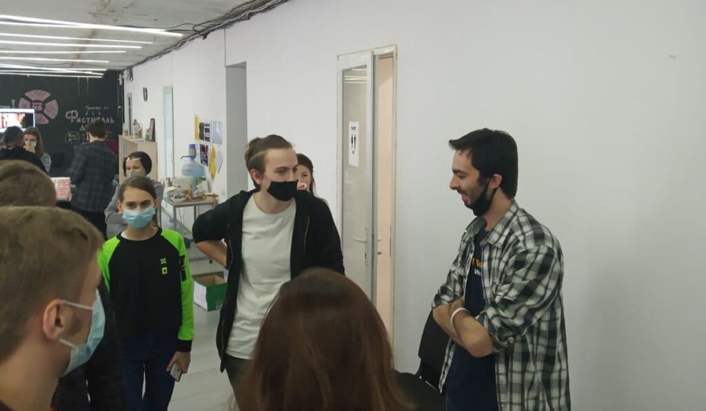“Про традиції — через кулінарію”: на Луганщині волонтер з Іспанії готував українські вареники