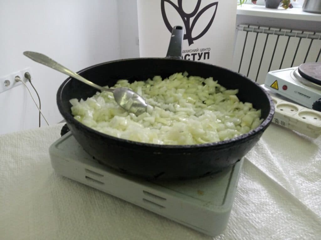 “Про традиції — через кулінарію”: на Луганщині волонтер з Іспанії готував українські вареники