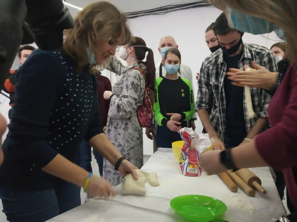 “Про традиції — через кулінарію”: на Луганщині волонтер з Іспанії готував українські вареники