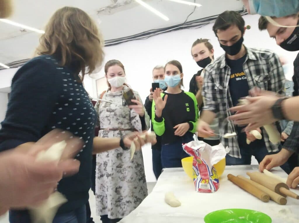 “Про традиції — через кулінарію”: на Луганщині волонтер з Іспанії готував українські вареники