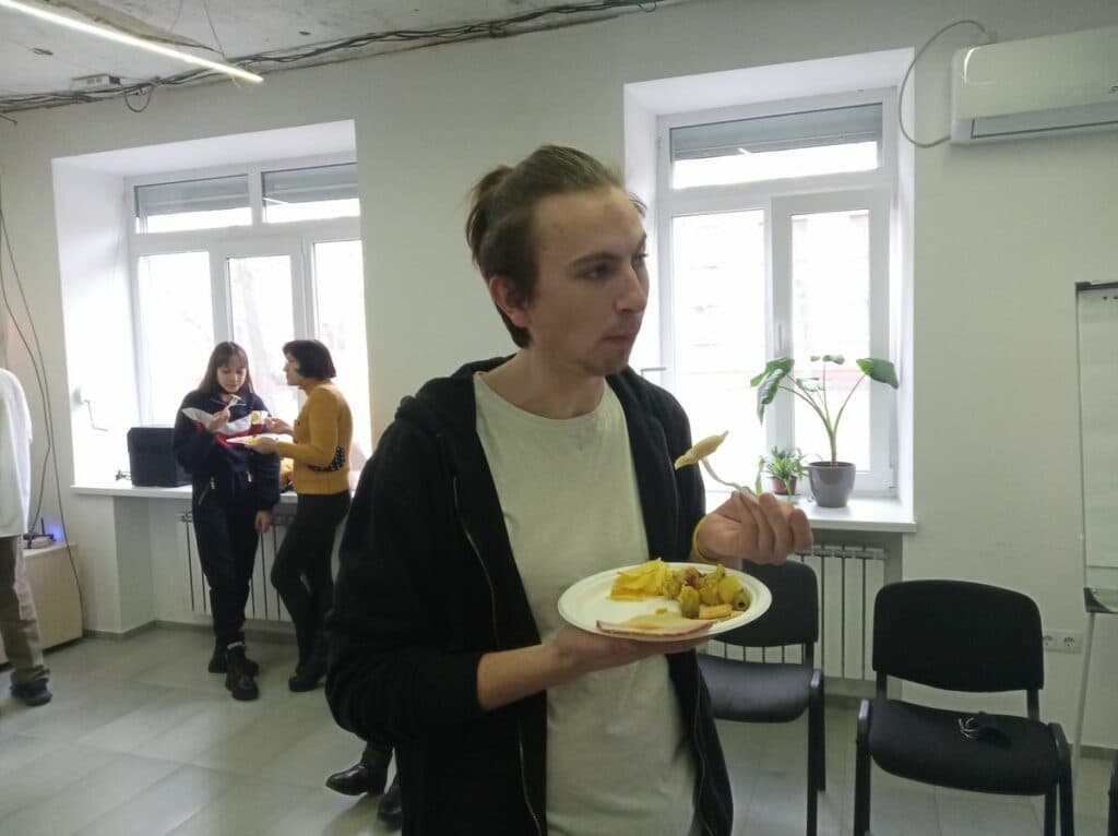 “Про традиції — через кулінарію”: на Луганщині волонтер з Іспанії готував українські вареники