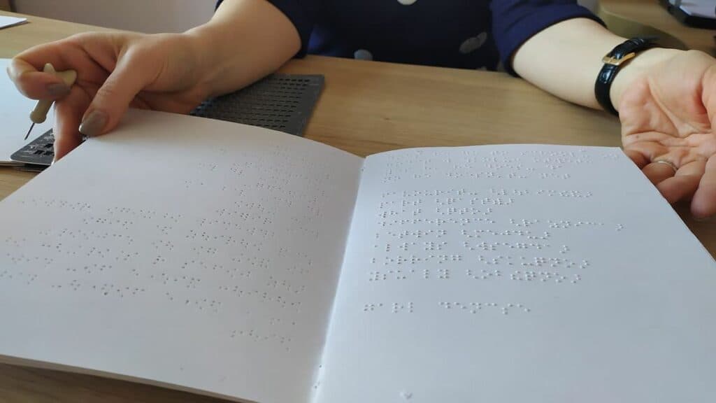 Чемпионы, юристы, айтишники: чем живет и кого выпускает Славянская школа для слепых и слабовидящих