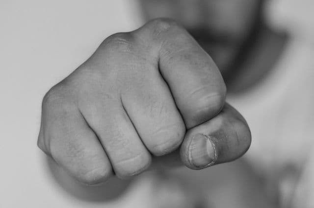 У Райгородку на Донеччині під дією алкоголю та наркотиків чоловік застосував насильство до батька: відео