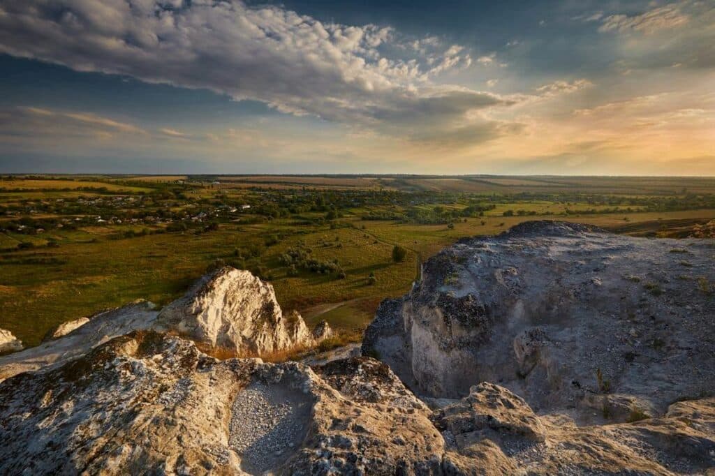 Лише уявіть: понад 10% світового ВВП складає туризм. Більше — лише у промисловості. Тому туризм — це не лише про гарні враження, відпочинок і зміну оточення, а ще й дуже необхідна для економіки річ. Але з початком пандемії COVID-19 ця галузь стрімко втрачає свої позиції у світі. Та, можливо, саме пандемія дасть внутрішньому туризму більше шансів на успіх. А що говорити про Донеччину, яка традиційно вважалася промисловим регіоном і довго боролась за своє місце на туристичній мапі України? «Східний Варіант» дізнався, як змінюється імідж Донецької області, що на це впливає, а що заважає, і які туристичні новинки з’явилися у цьому році. Люди дивуються, якою красивою може бути Донеччина До початку війни на Донбасі кількість внутрішніх туристів (обслугованих туроператорами та турагентами) складала 32,2 тисячі осіб. У 2014 році ця цифра знизилась у 4 рази. А у 2015 році кількість внутрішніх туристів впала до 1931 осіб. Це офіційні цифри, які наводить Головне управління статистики у Донецькій області, тому зрозуміло, що реальні показники значно більше. Але навіть так зрозуміло, у якому катастрофічному стані знаходився внутрішній туризм після початку війни. З того часу ситуація поступово покращувалась, але новий удар завдала пандемія COVID-19. Фото: pexels.com / Anna Shvets Здається, у цей час в Україні вирішили, що пандемія — це гарна можливість переглянути державну туристичну політику. Так, у 2020 році Державним агентством розвитку туризму був запущений проєкт #МандруйУкраїною для популяризації цікавих локацій нашої країни. ДАРТ, зокрема, заохочував українців відвідати й Донеччину, назвавши декілька вже добре відомих локацій — Святогір’я, завод ігристих вин «Артвайнері» у Бахмуті, соляні шахти у Соледарі, Білокузьминівські крейдяні скелі регіонального ландшафтного парку «Краматорський», заповідник «Кам'яні могили». У цьому році список розширився. До туристичних магнітів увійшли регіональний ландшафтний парк «Клебан-бик», меморіальний музей-садиба ім. В.І.Немировича-Данченка та М.О. Корфа, а також Велика культурна столиця України 2021 — Маріуполь. І саме 2021 рік став для туристичного потенціалу регіону стартовим майданчиком у галузі туризму. Скріншот: Валентина Лимаренко Окрім фестивалю «Мандруй Україною» у Києві, ми мали змогу відвідати багато туристичних заходів, що відбувалися протягом року в Україні. Саме відвідування такого рівня заходів дає можливість донести інформацію про туристичний потенціал Донеччини до широкого загалу, до потенційних туристів, до туроператорів та турагентів про ті можливості, які вже сьогодні Донеччина готова представити. На таких заходах зазвичай з’являються нові клієнти, народжуються нові ідеї, стартують спільні можливості та проєкти. Скріншот: Валентина Лимаренко Ми вчимося один в одного, щось підказуємо, щось обговорюємо. Рік 2021 не став винятком. Навпаки, він став непізнаним туристичним магнітом України. «На своїй посаді я вже п’ять років. Якщо на початку промоції у 2017-18 рокахми тільки їздили та дивилися, навчалися, спілкувалися з питань розвитку туризму з фахівцями з інших регіонів України, і дуже скромно розповідали про туристичний потенціал Донеччини, то вже на останніх туристичних виставках, форумах, конференціях, ярмарках 2020-21 років, навіть попри перепони через COVID-19, Донецька область була визначена потужною туристичною дестинацією України», — каже Валентина Лимаренко, завідувач відділу краєзнавства та туризму Донецького обласного навчально-методичного центру культури управління культури та туризму ДонОДА, Голова Комітету з підприємництва у сфері туризму, курортно-рекреаційної, ресторанної та готельної діяльності Донецької торгово-промислової палати. Утім вона визнає, що боротися зі стереотипами все ще доводиться. «Приховувати нічого: сьогодні ще дуже слабко вірять у те, що Донеччина — це не лише вугільні шахти… А зараз ще й війна, що асоціюється з небезпекою. І тому, коли показуєш відеоматеріали з циклу «Нетипова Донеччина», які ми знімали протягом року із нашим Центром кіномистецтва та культури, люди спочатку не вірять і питають, де це», — розповідає пані Валентина. Подієвий та екотуризм — у тренді Останнім часом туризм Донбасу зазнав перетворень. На території Донеччини проводяться події різного рівня. Це вже відомі далеко за межами області фестивалі такі як «Дике поле. Шлях до Європи» поруч з Кам’яними могилами, «Смолянський куліш» в Іллінській територіальній громаді, ГОГОЛЬFEST та MRPL City Festival у Маріуполі. Фото: Телеканал «Дом» Також проходять регіональні фестивалі виставки в громадах, де збираються місцеві жителі та сусіди з прилягаючих регіонів. Своєю чергою росте попит на зелений, екологічний, відпочинковий види туризму. Фото: mytrips.com / з архіву Оксани Терещенко В умовах великого міста все більше люди віддають перевагу тихому відпочинку ближче до природи, відпочинку з родиною. На Донеччині перевага віддається кінним фермам, регіональним паркам, мотузковим паркам, відпочинку у зелених садибах, або ж просто на березі водойми у наметах. «Також на Донеччині відкриваються нові туристичні продукти та нові туристичні об’єкти, про які ми розповідаємо у цьому році на теренах туристичної України. Так, 2020 рік ознаменований відкриттям “Шляху позначеного сіллю” — туристичного продукту, який об’єднав у собі та промислові підприємства (соляні шахти у Соледарі), представників малого та середнього бізнесу, які так чи інакше мають відношення до солі, (наприклад, виготовлення сувенірної продукції з кристалів солі, або ляльок мотанок з кристаликами солі всередині) та екскурсоводів-інтерпретаторів, які показують цей туристичний продукт відвідувачам. Шлях проходить через два регіони — Донецьку та Луганську області. У 2021 році відкрито дві екостежки. Одна з них знаходиться на території Національного природного парку “Меотида” у селі Захарівка Мангушської ТГ. Це еколого-туристична стежка “Таємнича Берда та її чарівний світ”. Екостежка проходить через три територіальних відрізка — лісовий, кам’яний і степовий, надає можливість ознайомитися з історією рідного краю, з його рослинним та тваринним світом. Фото: lovileto.com.ua Друга екостежка проходить через села Нескучне та Сторожеве Великоновосілківської ТГ, та має назву “Сторожовий курган”. Еколого-туристична стежка починається від музею Немировича-Данченка і закінчується біля сторожової баби поблизу села Сторожового, овіяна легендами та історичними фактами, а також розповідає відвідувачам про червонокнижний рослинний та тваринний світ, що знаходиться на цій території», — розповідає Валентина. Скіфська баба на Сторожовому кургані Зазвичай такі стежки прокладають по зонах організованого туризму, в національних, ландшафтних парках, заповідниках. Фото: krampark.comФото: krampark.com Відпочивай активно — відривайся на повну У цьому році на Донеччині неабияку популярність завоював активний туризм. Туроператори, турагенти та підприємці, зайняті у сфері туризму регіону протягом сезону пропонували сплави Сіверським Дінцем на байдарках та катамаранах. Популярність цього року завоювали сплави з однією або більше ночівлями на березі річки, з харчуванням у місцевих жителів або крафтових виробників, що радо вітали мандрівників у себе в гостях. Фото: greentour.dn.ua Набував попиту і спелеотуризм — походи печерами та підземеллями на Сході області — це гіпсові рудники поблизу Бахмуту і печери у Святогірську, і навіть, є екстремальні спуски дайвінгістів у затоплених печерах поблизу Зайцевого. До речі, температура у печерах майже завжди зберігається близько 10-15 градусів за Цельсієм. Фото: www.donmining.info / twinpeaksФото: www.donmining.info / twinpeaks Якщо ж хочеться більшої активності, то у цьому році було розроблено ряд веломаршрутів та видано посібник велосипедиста «Схід на вело» щодо веломаршрутів по Сходу України та поради для велосипедистів щодо підбору для себе велосипеду. Доречі цей посібник було презентовано на ХХІІ міжнародній туристичній виставці у Львові, і він викликав неабияку зацікавленість і туроператорів присутніх на цій виставці та пересічних туристів, що відвідують подібні виставки для пізнання нових маршрутів, нових продуктів та нових туристичних можливостей в Україні. «Зараз ми презентували перший примірник “Схід на вело”. В ньому відображені веломаршрути по північній частині Донецької області (зараз їх 9). Хлопці створили ці веломаршрути та пообіцяли, що вже наступного року розроблять повноцінні веломаршрути південною частиною регіону, а вже далі будемо єднати між собою області. Путівник містить не лише маршрут, а й ті місця, де можна зупинитися, де похарчуватися впродовж маршруту, що подивитися і можливо придбати якийсь сувенір. Практично кожен маршрут може бути індивідуальним туристичним продуктом», — зазначає Валентина Лимаренко. А що на Півдні? Кожного року, завдячуючи Українському Культурному Фонду, в Україні визначаються два міста, які є Малою та Великою культурною столицею України. Цей статус ще потрібно вибороти у чесній боротьбі на всеукраїнському рівні. Щоб отримати таке почесне звання, місто має розкрити свій культурний, туристичний, духовний, зрештою, потенціал і стати візитівкою країни. У 2021 році статус Великої культурної столиці України отримало місто Маріуполь. Фестиваль грецької культури Мега Йорти в оновленому парку Маріуполя / Фото: Східний Варіант «Це стало таким поштовхом для того, щоб Маріуполь визнали ще одним туристичним магнітом. Зараз там відновлюються парки, набережні, сквери. Робиться дуже багато для того, щоб туриста залучити до регіону, до міста Марії, щоб показати, що саме Маріуполь гідний бути великою культурною столицею, бо він має свої традиції, свою душу, своє серце. Це і різноманітні екскурсії та івенти, що постійно проводяться в місті, і нові об’єкти, і, звичайно ті 12 фестивалів, про які на сьогоднішній день, завдячуючи проєкту, дізналася вся Україна», — вважає Валентина Лимаренко. Фото: Маріупольська міська рада Не можна не відзначити ті культурні заходи, що відбуваються протягом року у місті. Одне з найбільш гучних — вистава «Дорога додому» від режисера, засновника GogolFest Влада Троїцького. Її прем’єра відбулася на трасі Н20 Маріуполь — Донецьк. Ще одна визначна подія Маріуполя — «Ніч музеїв», коли до місцевих музеїв приїхали експонати, відомі далеко за кордонами нашої країни — легендарне скіфське золото та картини найбільш яскравої представниці «наївного мистецтва» Марії Примаченко. У пошуках смачного символу Валентина Лимаренко припускає, що туризм після пандемії знизився на 30%: «COVID-19 дуже вдарив по економіці регіону, по самих підприємцях, зайнятих у сфері туризму, тому що без туристів, без доходу виживати було важко. А ще важче було зберегти колектив, який напрацьовується роками. Але не зважаючи на такі перешкоди не дуже багато підприємств закрилися повністю. Ринкові відносини тому і ринкові, що вони вимагають гнучкості. І саме пандемія багатьом учасникам туристичного ринку дала можливість переглянути свої напрямки розвитку, щось застаріле відкинути, а щось нове та більш інноваційне впровадити, щоб турист захотів їхати до Сходу України. Коли навесні проводилася чергова інвентаризація туристичних ресурсів по громадах — відсотків, приблизно, лише 10 закрилися і не планують відновлюватися». Фото: pexels.com / Сhris Panas До речі, зараз у Донецькій та Луганській областях активно розвивається крафтове виробництво харчових продуктів. «Східний Варіант» багато пише про такі історії. «Насправді, туризм — це економіка. Ті підприємці, які займаються готельним, харчовим бізнесом, бізнесом обслуговування поєднують у своїй роботі насправді декілька напрямків бізнесу одночасно. Наприклад виробники-бджолярі в Олександрівській територіальній громаді або в Мангушській, де ти можеш одразу відпочити та скуштувати ті продукти, які тільки що були зібрані. Фото: Facebook / Торська Сироварня Якщо говорити про крафтових виробників сиру, то тут можна і до екскурсії долучитися, і в майстер-класі взяти участь і, звичайно ж, скуштувати найсмачніші сири від сироварів Донеччини.Саме такі люди є основною рушійною силою, яка дає можливість розвитку туризму в регіоні. Люди, що розвивають туризм на Донеччині, це той золотий фонд, яких я готова відстоювати у будь-яких обставинах і доносити їх історії успіху усьому світові», — розповідає Валентина Лимаренко. В Україні за підтримки Міністерства культури та інформаційної політики України та компанії Google розробили проєкт «Автентична Україна». Проєкт висвітлює українську культуру з різних сторін. Від народного виконавського мистецтва й архітектури старовинних дерев’яних церков — до кубофутуризму та унікальних історичних предметів. «Автентична Україна» — це яскравий приклад цифрових можливостей для збереження культурної та історичної спадщини. Протягом року Міністерство культури, молоді та спорту України за підтримки Google Україна працювала над створенням віртуального культурного простору. Ми маємо нагоду вже сьогодні гостей Східної України почастувати голяшкою по-донбаськи, гречаниками, окрошкою, а південна частина регіону — грецькими чебуреками (чир-чир). І це ще не все. В регіоні у кожній громаді завдячуючи Донецькому обласному навчально-методичному центру культури та управлінню культури та туризму ДонОДА ведеться дослідницька робота в громадах. І вже скоро автентична культурна спадщина Східної України поповниться стародавніми-новими стравами, об’єктами, піснями чи обрядами. Ще хотілось би відзначити у цьому напрямку роботу пошуково-дослідницького центру «Заграйярочка» Волноваського району, який власноруч досліджує подібні матеріали та пропонує їх відвідувачам як відновлені чи то експонати, чи то обряди, чи навіть традиції з випікання хліба. Туристичні магніти Донеччини Цього року ДАРТ розширив перелік туристичних магнітів Донецької області. Публікуємо повний перелік. Місто Святогірськ та НПП «Святі Гори» — національний природний парк, одне з найпопулярніших місць на Сході України для релігійного, активного та екологічного туризму. Розташований вздовж берегів річки Сіверський Донець. Святогір’я вже достатньо давно завоювало собі репутацію зелених легенів регіону та має назву — Донецька Швейцарія. Соляні шахти Соледару, де на сьогодні відкрито два туристичних маршрути. Перший включає спелео-санаторій, де можна відпочити та оздоровитись. Другий маршрут — історичний, в якому можна дізнатися про секрети видобутку солі від самого його початку, тобто понад 100 років назад. Фото: АртемсільФото: Артемсіль Ще до цього маршруту соляною шахтою включено діюча церква з алтарем, де і сьогодні у великі церковні свята проводять службу. І все це, до речі, близько 300 метрів під землею серед соляних пластів родовищ ще з прадавнього доісторичного моря. https://youtu.be/IncxG6-EEqI Ще одне цікаве і широко відоме місце — завод ігристих вин «Артвайнері» у м. Бахмут. Замовивши екскурсію, можна дізнатись повний цикл виробництва вина, побачити понад 3,5 мільйони запасів пляшок вина одночасно, побачити на власні очі роботу ремюерів, які проводять до 80 тисяч поворотів пляшок за зміну, відвідати захоплюючу екскурсію гіпсовими штольнями заводу, що знаходиться на глибині 72 метрів під землею. https://youtu.be/scY17z9ApS0 Білокузьминівські крейдяні скелі розташовані у 8-9 км на південний схід від міста Краматорськ в селі Білокузьминівка Костянтинівського району. Саме ці крейдяні скелі є унікальною геологічною пам’яткою природи — «Скелеподібне відслонення верхньої крейди». Фото: krampark.com Вік відслонення складає приблизно 90 млн років. Ці гори утворилися внаслідок вітрової та річкової ерозії. На поверхні багато ніш. Серед відкладень крейди зустрічаються шматочки кременя. А стоянка первісної людини, знайдена неподалік, свідчить, що в давні часи люди використовували цей мінерал для вироблення знарядь праці. А ще це одна із найвідоміших селфі зон Донеччини, яка відома вже не лише в Україні, а й за її межами.