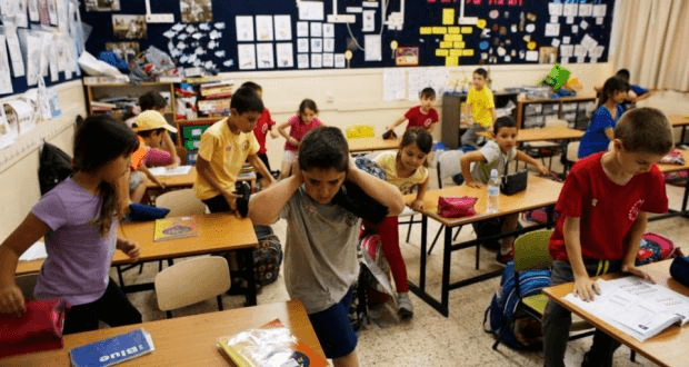 Ізраїльські діти виходять із класу в бомбосховищі під звуки сирени під час навчань