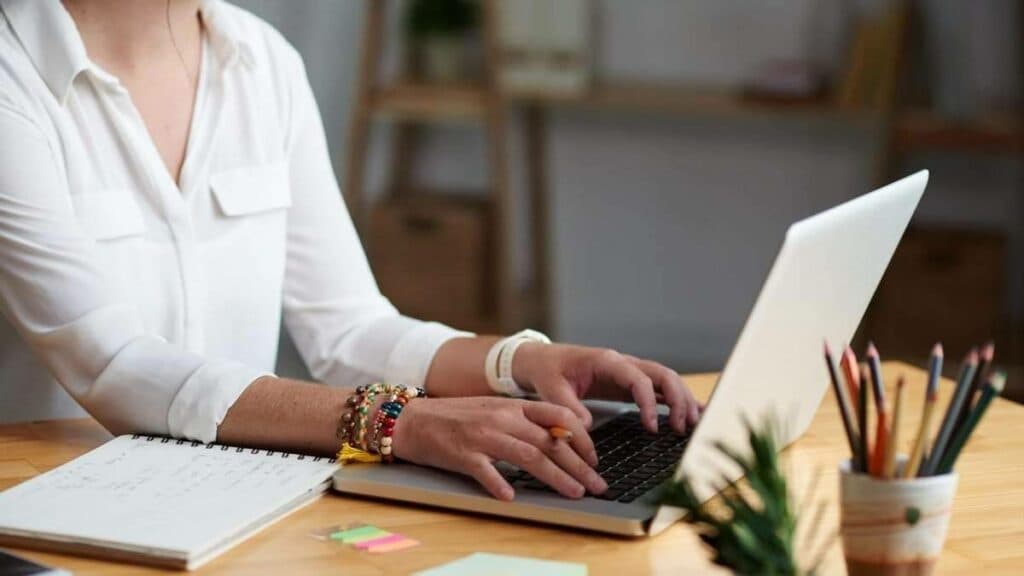 В школах Мариуполя учителя получили более четырехсот ноутбуков по госпрограмме