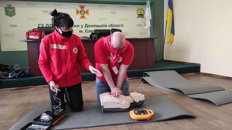 навички першої допомоги червоний хрест