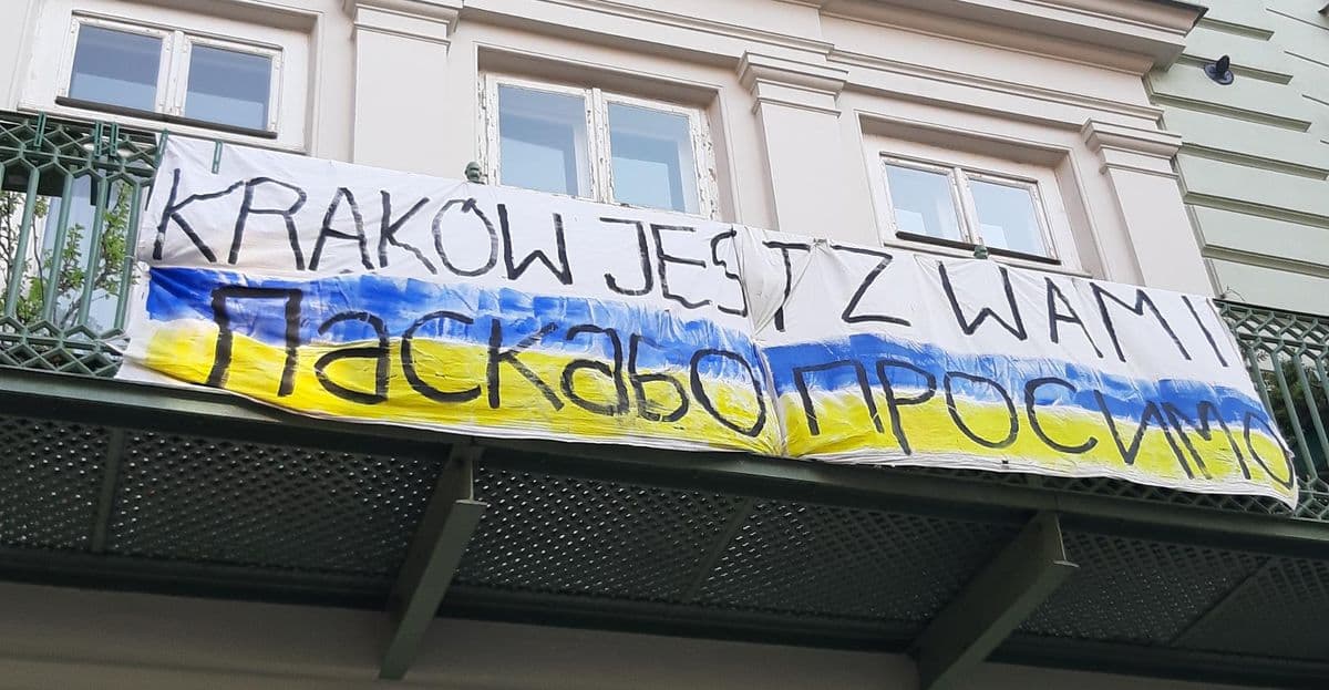 польша помогает