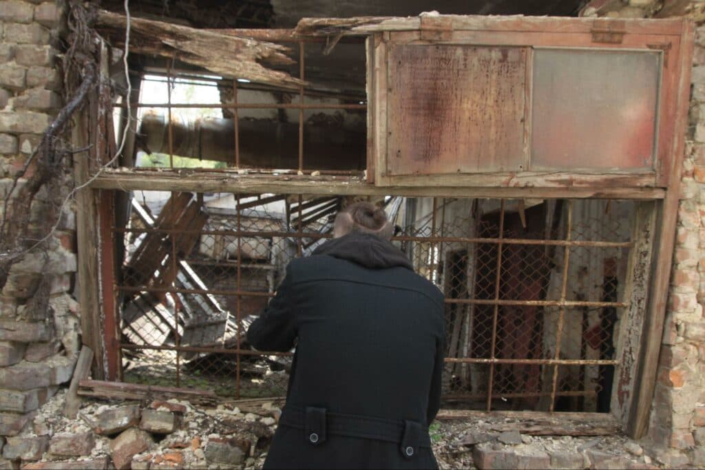 Речі з блокадного Маріуполя: пальто Pull&Bear на фоні зруйнувань