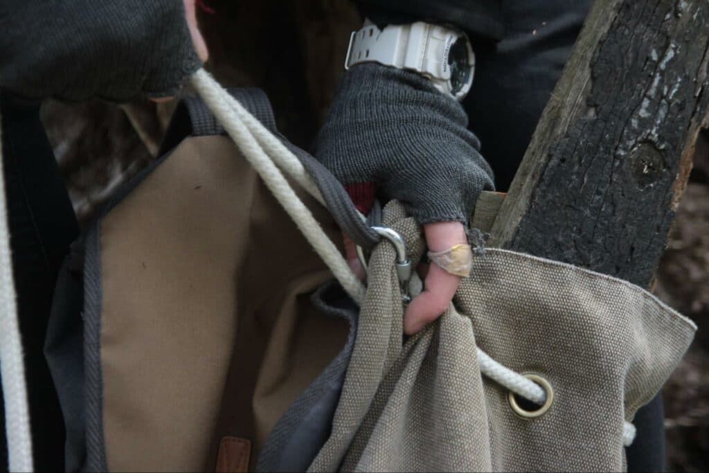 Речі з блокадного Маріуполя: рюкзак та сумка, скрепленні карабіном