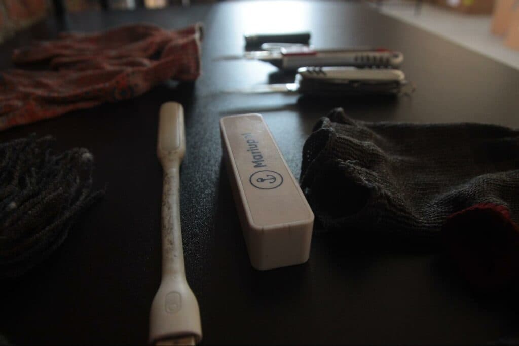 Речі з блокадного Маріуполя: повербенк, USB-ліхтарик