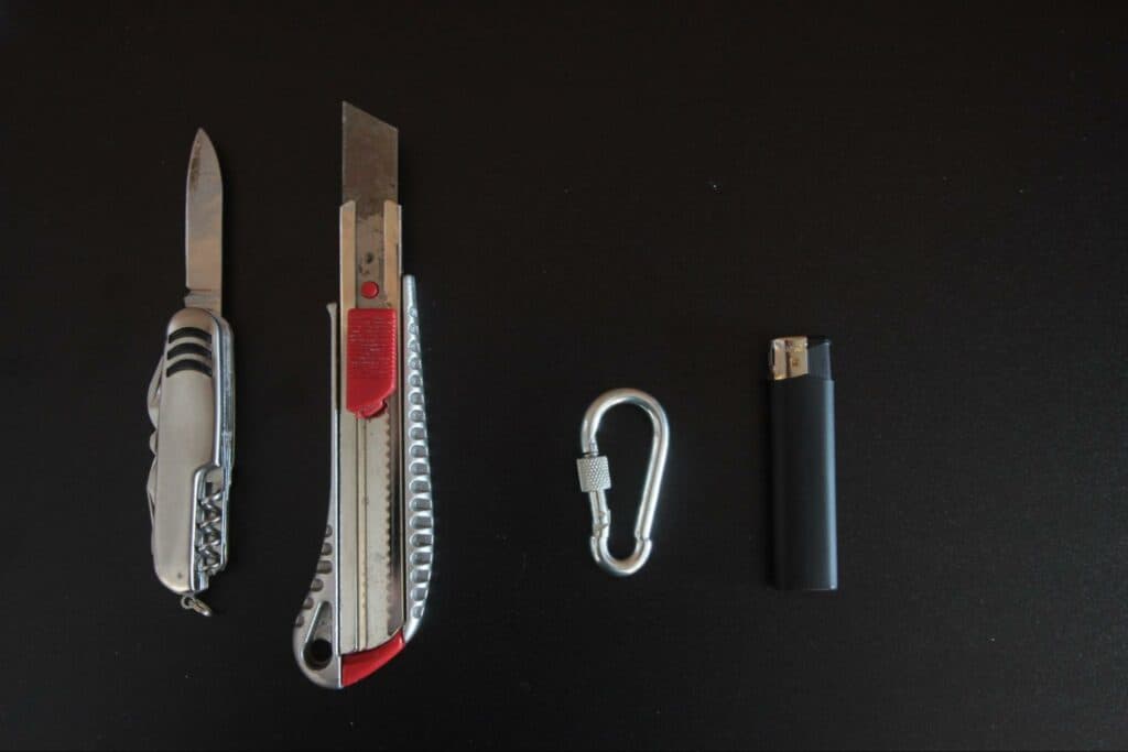 Речі з блокадного Маріуполя: ножі, карабін, запальничка