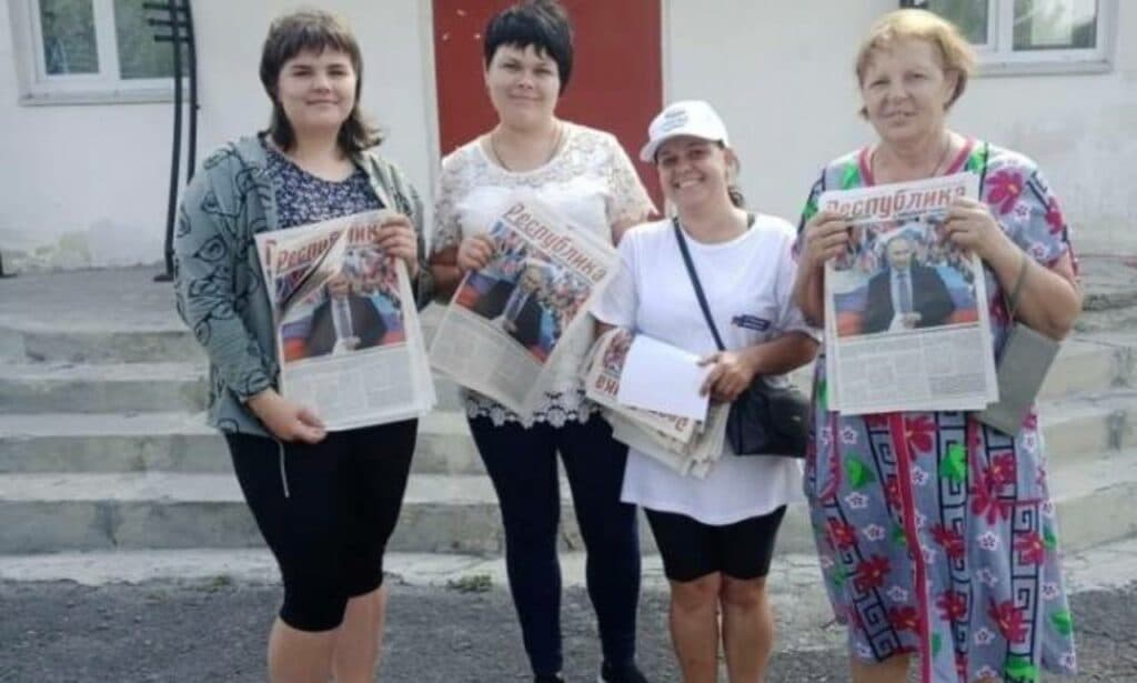 Агітатори роздають людям газету