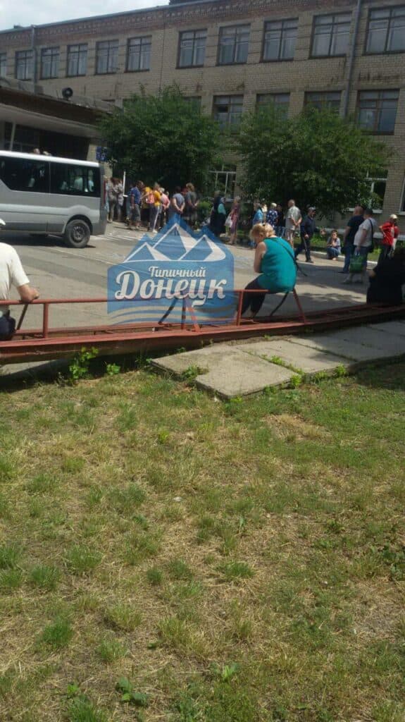 Очередь за бутилированной водой возле школы №118 в Буденновском районе