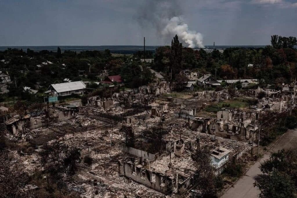 Зруйновані будинки Привілля на Луганщині