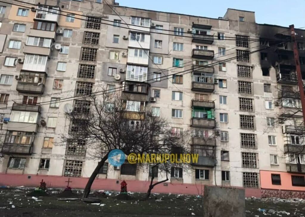 17-й мікрорайон Маріуполя. Біля будинків могили