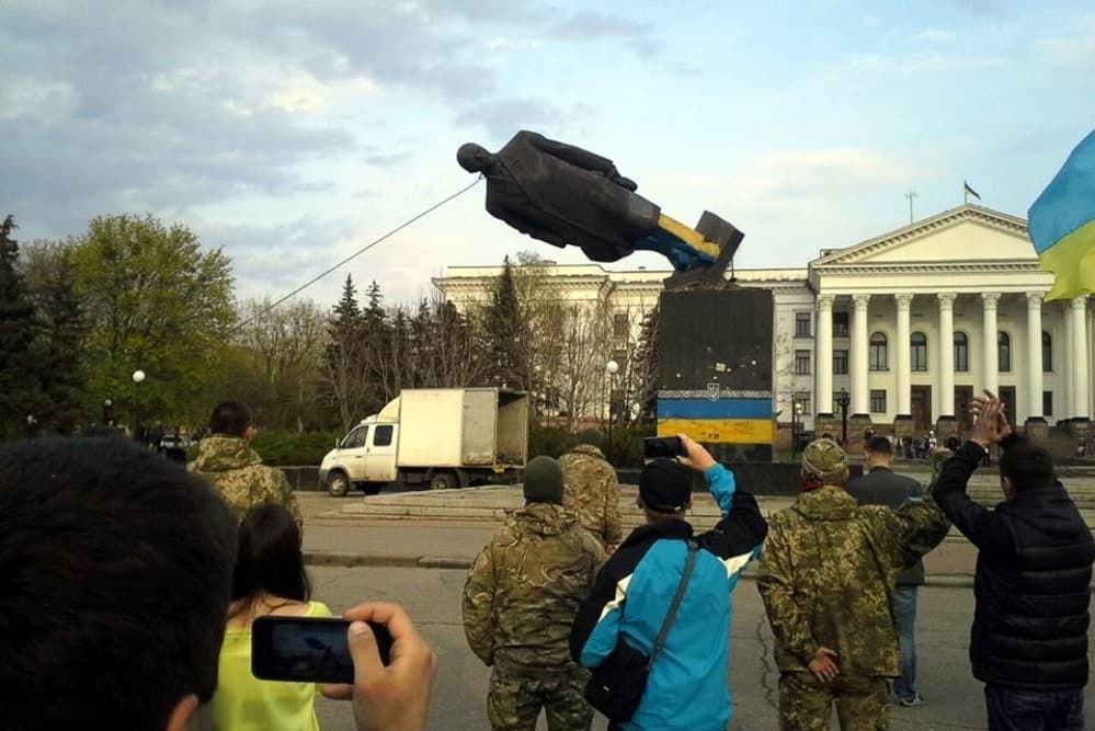 Ленін падає у Краматорську