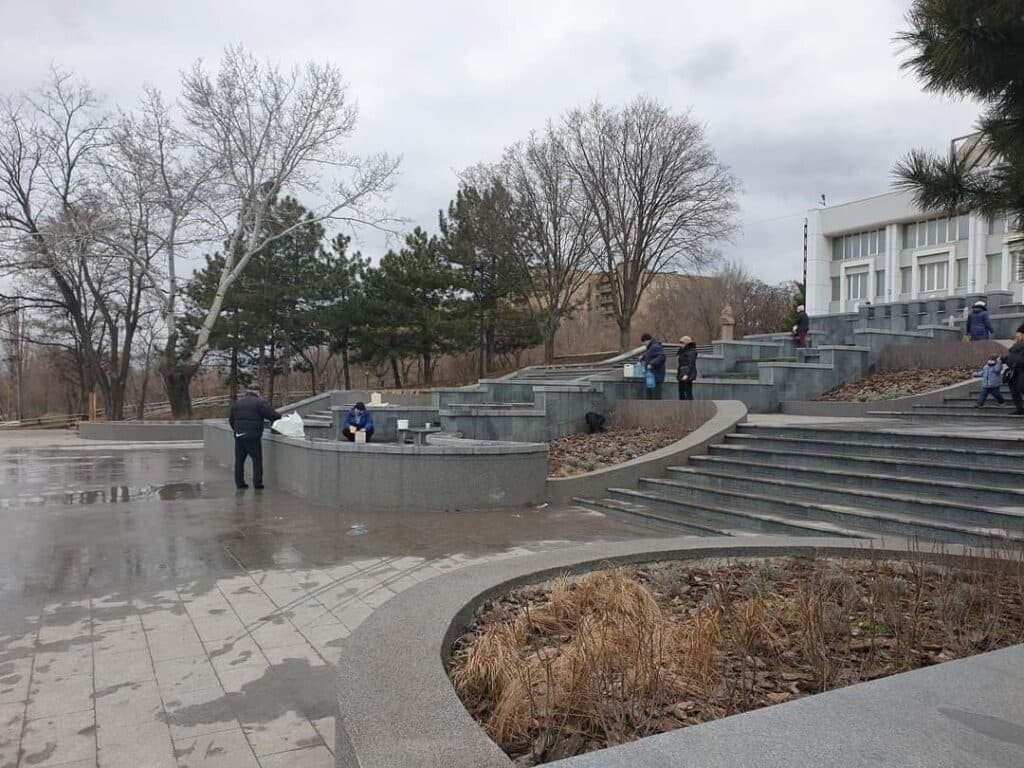 Маріупольці збирають воду у фонтані