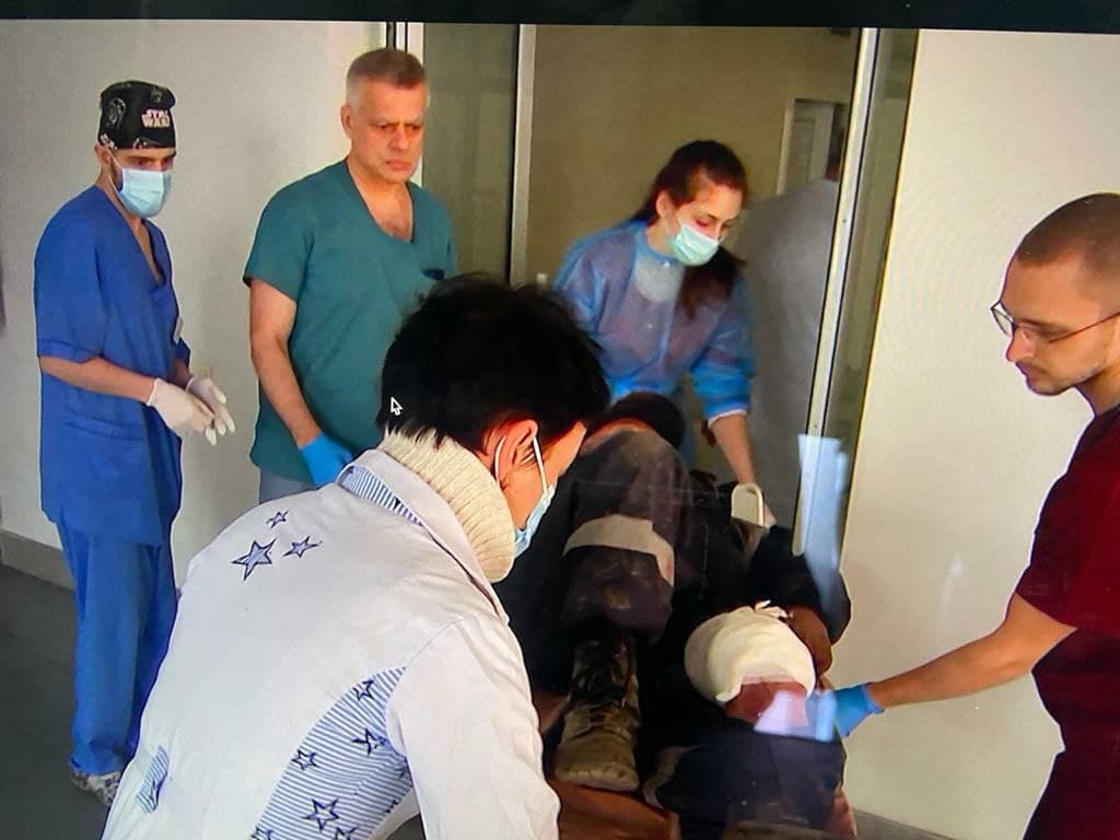 Сергій Мудрий та його колеги приймають пораненого містянина