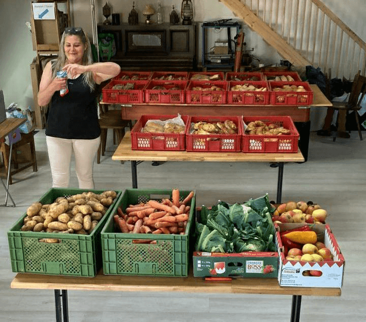 Тетяна допомагає місцевим волонтерам