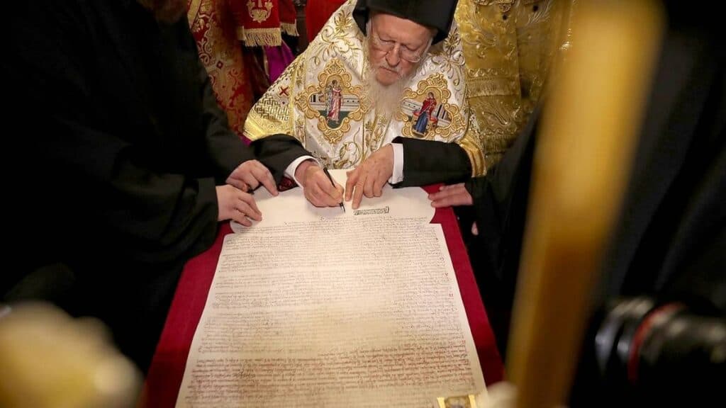 Вселенський патріарх Варфоломій підписує томос