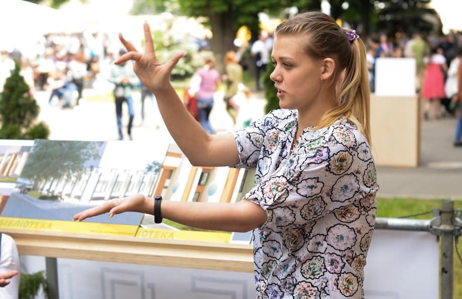 Анастасія проводить тренінг на Книжковому арсеналі