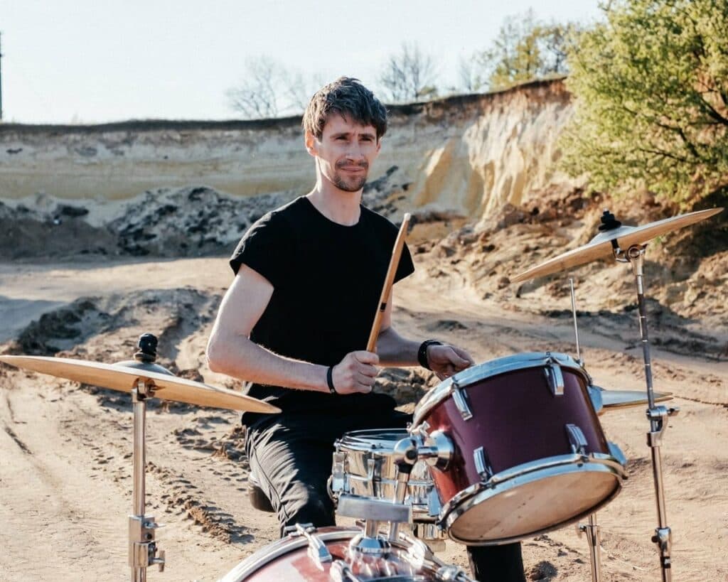 Барабанщик гурту Михайло Бутков