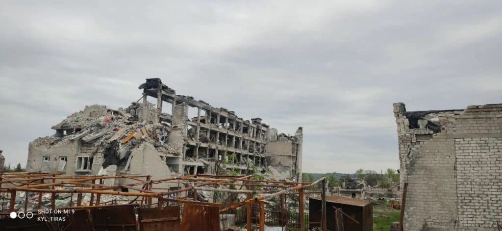 Будівля університету у Рубіжному після потрапляння снаряда