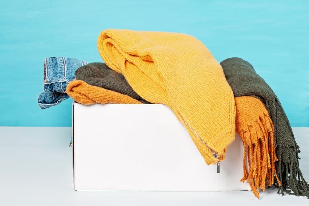 У Києві волонтери оголосили про збір теплих речей для переселенців: топ 9 необхідностей