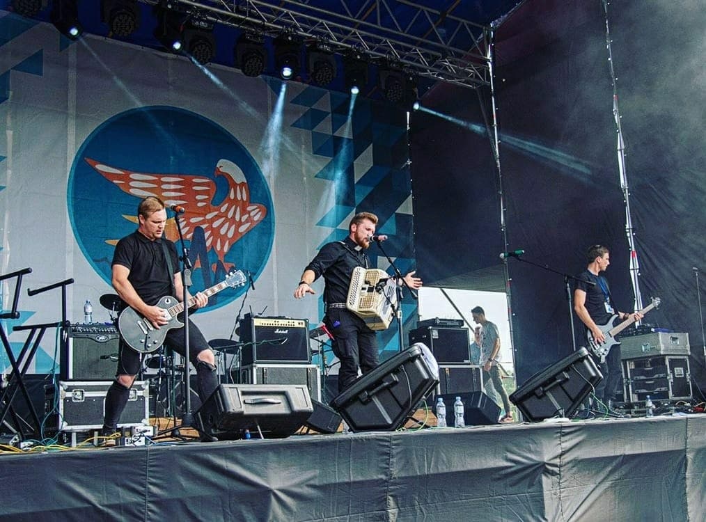 Виступ гурту на одному з фестивалів до війни