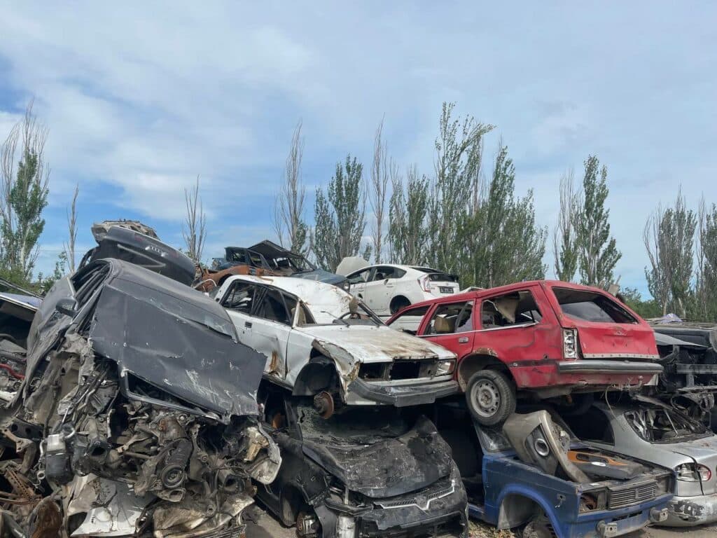 Звалище автівок в Маріуполі