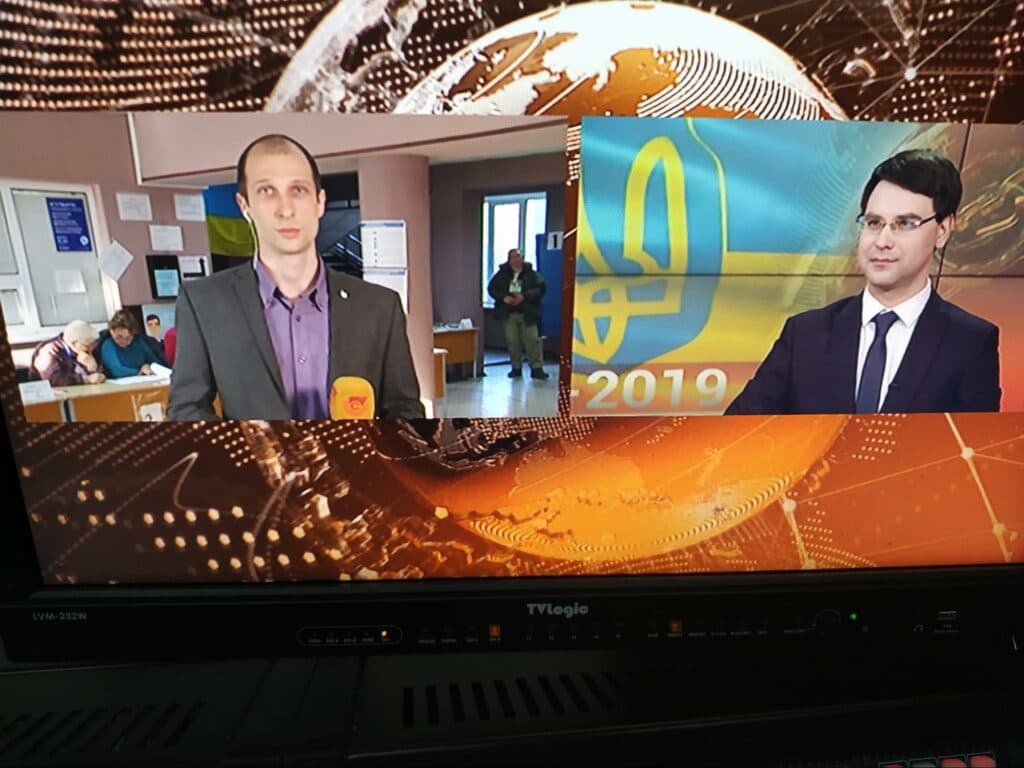 Максим працює журналістом на регіональному телеканалі