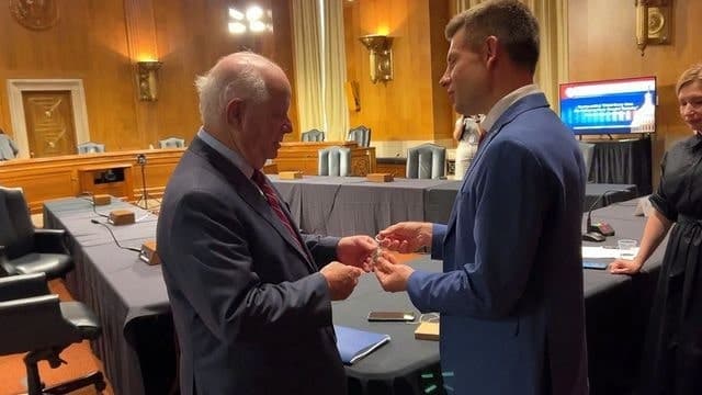 Маріуполь прикраси з уламків техніки_04