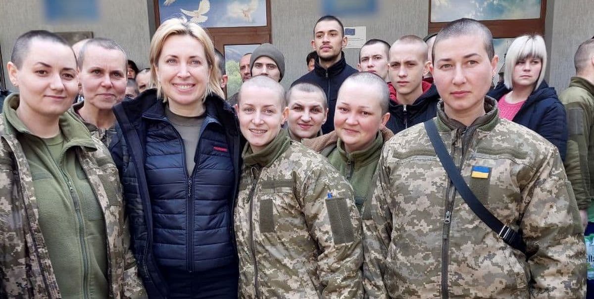 Віцепрем'єрка України Ірина Верещук разом зі звільненими з полону жінками