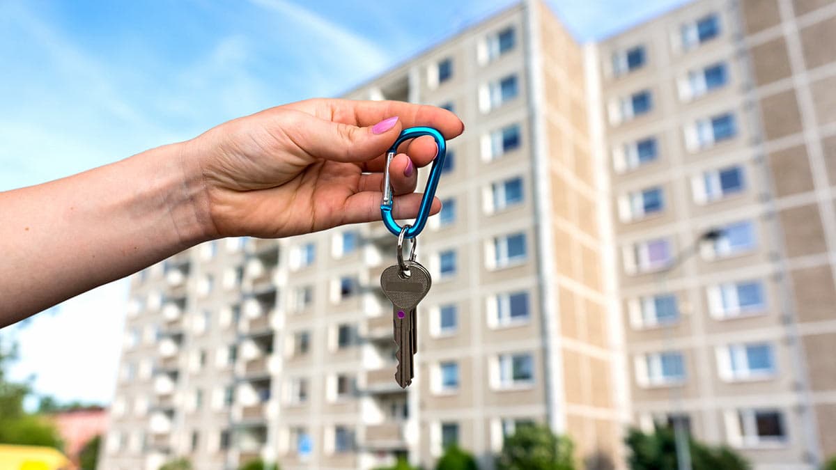 Один із перших пішов в Луганську ТРО: сину загиблого воїна з Львівщини подарували квартиру (відео)