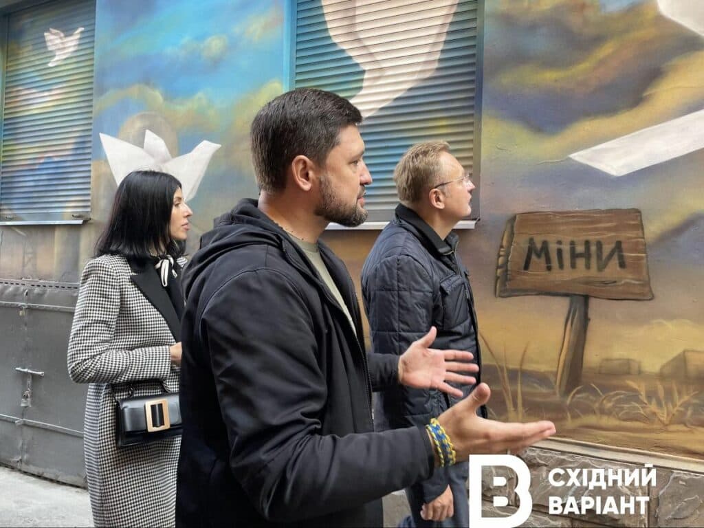 мурал львів маріуполь